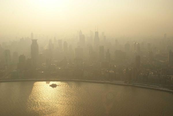 2026年中超联赛，上海海港队球员带球突破，现场球迷挥舞旗帜